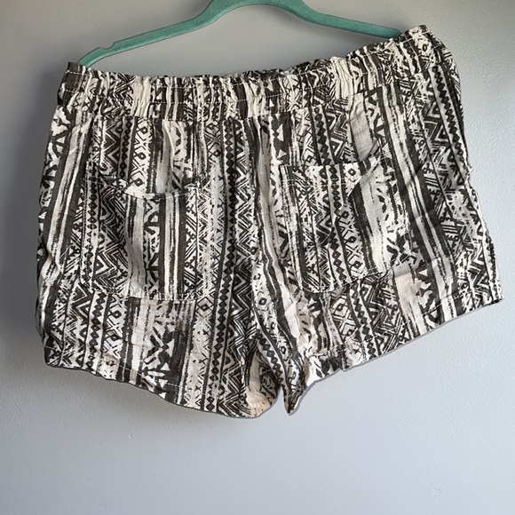 Cali 1850 Los Angeles Tribal Print Shorts Size L with front and back pockets! - Picture 8 of 10
